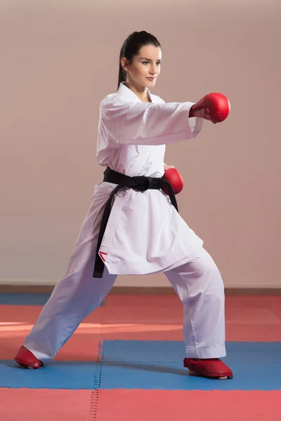 Zwarte gordel karate expert met strijd houding — Stockfoto