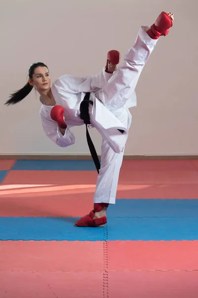 Białe Karate Fighter — Zdjęcie stockowe