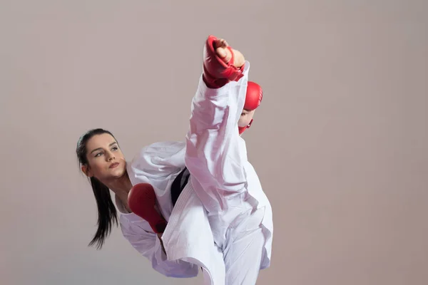 Kobieta w Kimono biały i czarny pas treningu Karate — Zdjęcie stockowe