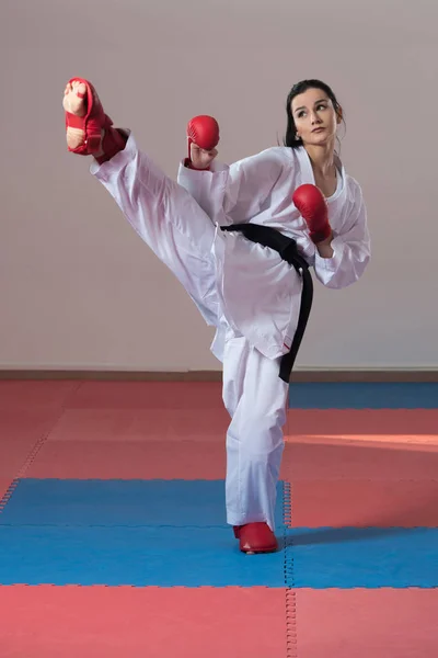 Mulher em Kimono branco e cinturão preto treinamento Karate — Fotografia de Stock