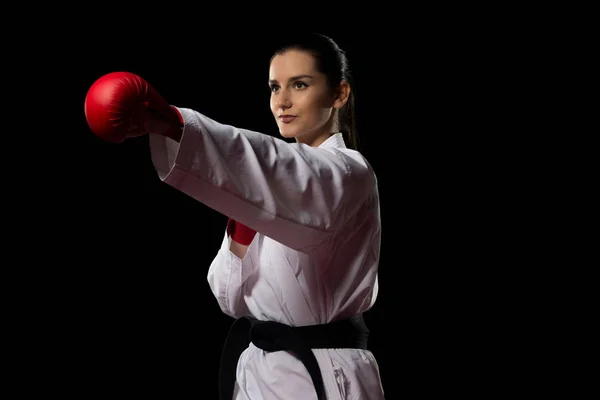 Karate Fighter geïsoleerd op zwarte achtergrond — Stockfoto