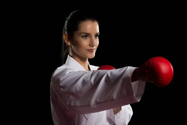 Junge Frau im traditionellen schwarzen Kimono-Hintergrund — Stockfoto