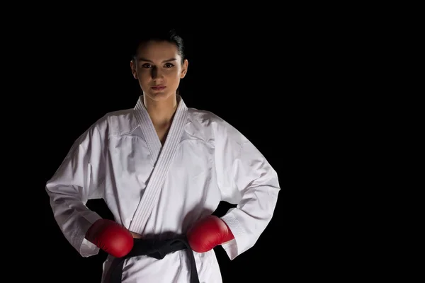 Jovem mulher vestida em tradicional kimono preto fundo — Fotografia de Stock