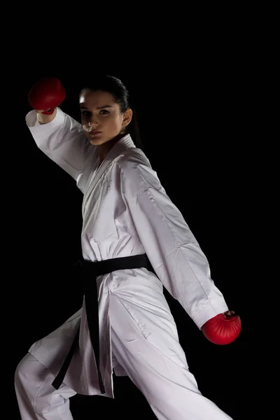 Retrato Taekwondo lutador dose isolado no fundo preto — Fotografia de Stock