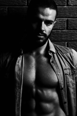 Ekose gömlekli kasların esneme modeli