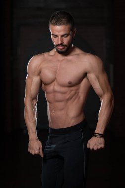 Yakışıklı Model kasların esneme