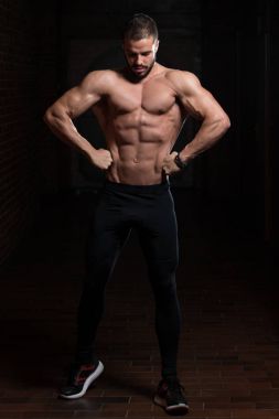 Spor salonunda güçlü duran model