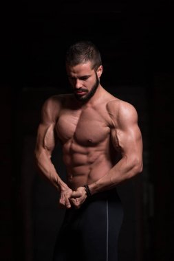 Vücut onun de gösterilen spor salonunda modeli eğitim
