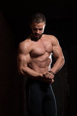 Yakışıklı Model kasların esneme