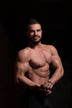 Vücut onun de gösterilen spor salonunda modeli eğitim