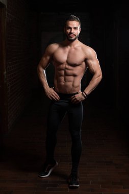 Kas modeli içinde jimnastik salonu kas esneme