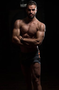 Yakışıklı kaslı modeli içinde jimnastik salonu kas esneme