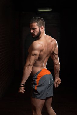 Vücut onun de gösterilen spor salonunda modeli eğitim