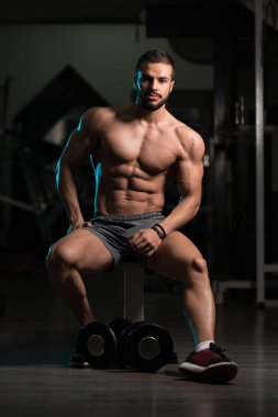 Çekici genç Model spor salonu Afther alıştırmada dinlenme