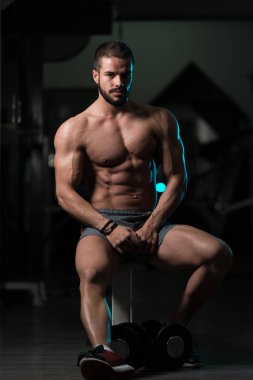 Çekici genç Model spor salonu Afther alıştırmada dinlenme