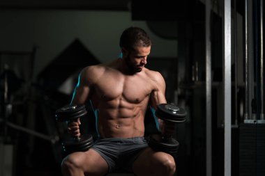 Bankta oturan egzersiz sonrası kas modeli