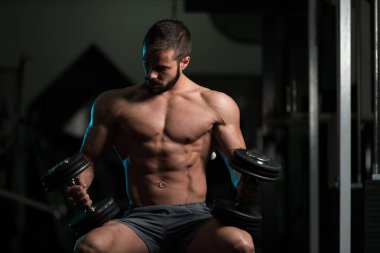 Çekici genç Model spor salonu Afther alıştırmada dinlenme