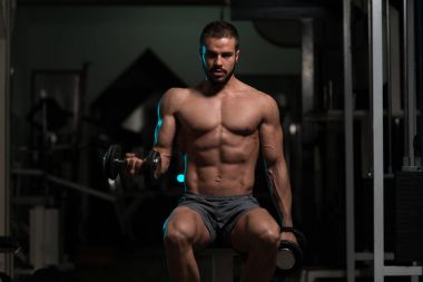 Pazı egzersiz bir spor salonunda Dumbbells ile