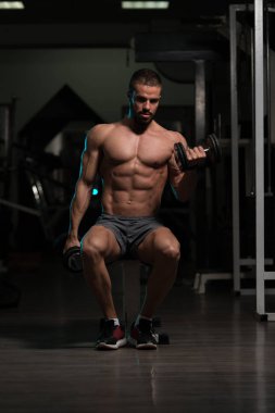 Atlet pazı Dumbbells ile egzersiz