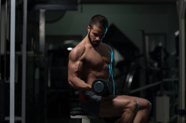 Pazı egzersiz bir spor salonunda Dumbbells ile