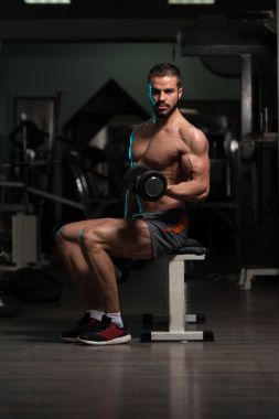 Atlet pazı Dumbbells ile egzersiz