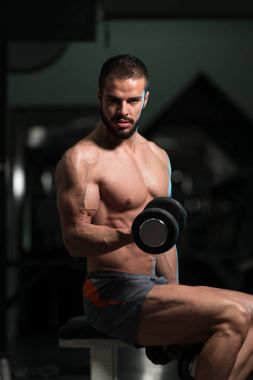 Atlet pazı Dumbbells ile egzersiz