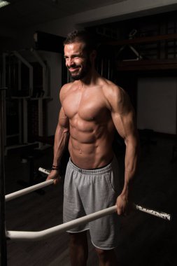 Trapezius için ağır egzersiz yaparak kas modeli