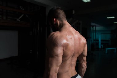 Trapezius için ağır egzersiz yaparak kas modeli