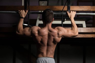 Pull Ups en iyi sırt egzersizleri yapıyor model