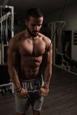 Spor salonunda egzersiz Triceps genç Model