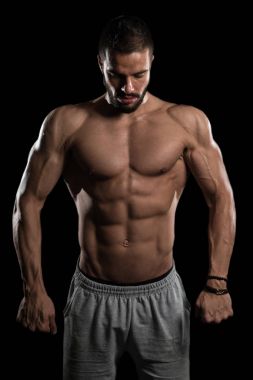 Kas atlet kas siyah arka plan üzerine esneme