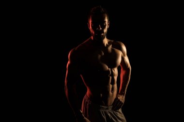 Siyah arka plan üzerine siluet adam