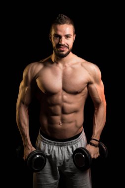 Adam egzersiz pazı siyah arka plan üzerine Dumbbells ile