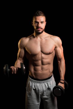 Egzersiz pazı Dumbbells ile model siyah arka plan üzerine