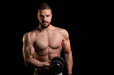 Adam egzersiz pazı siyah arka plan üzerine Dumbbells ile