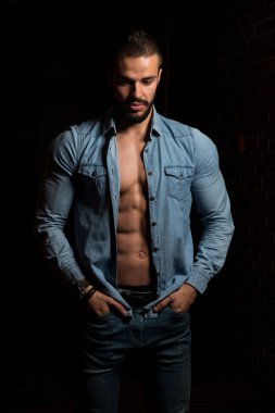 Ekose gömlek güçlü duran model