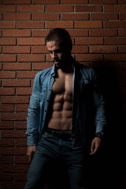 Tuğla duvar üzerinde güçlü duran model
