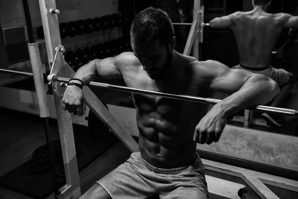 Muscular Model Resting On Bench After Exercise — Stock Photo, Image