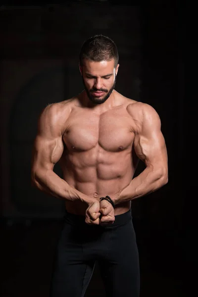 Muskulös modell flexar muskler i gymmet — Stockfoto