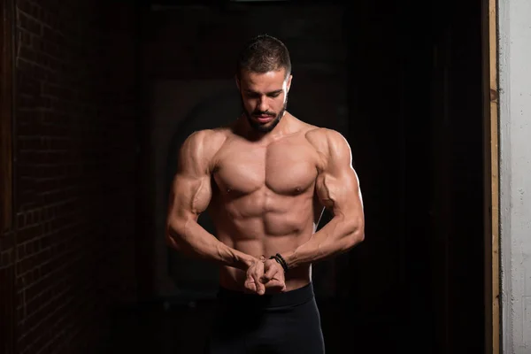 Model Flexing Muscles — Stock Photo, Image