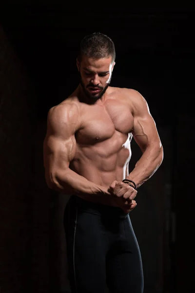 ハンサムなモデルを曲げる筋肉 — ストック写真