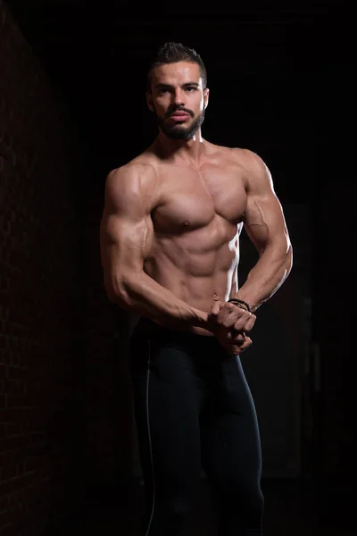 근육을 Flexing 모델 — 스톡 사진
