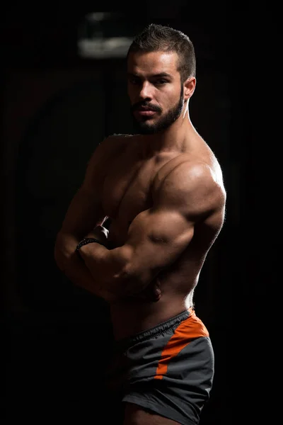 Modelo de pie fuerte en el gimnasio — Foto de Stock