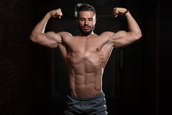 Fitness modell poserar dubbel Biceps efter övningar — Stockfoto