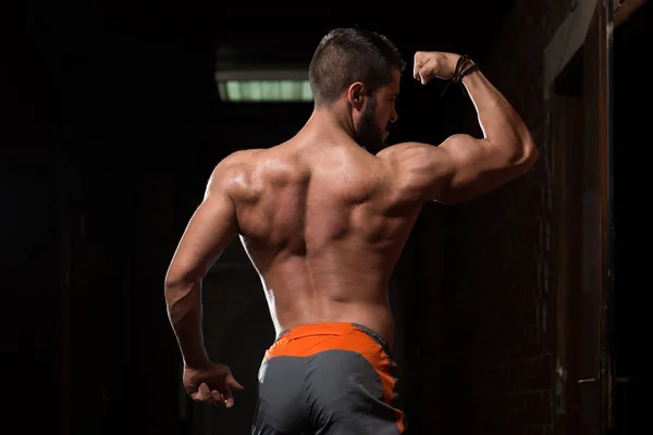 Modelo Muscular Flexing Back Muscles Pose —  Fotos de Stock