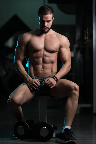 Muscular Model Resting On Bench After Exercise — Stock Photo, Image