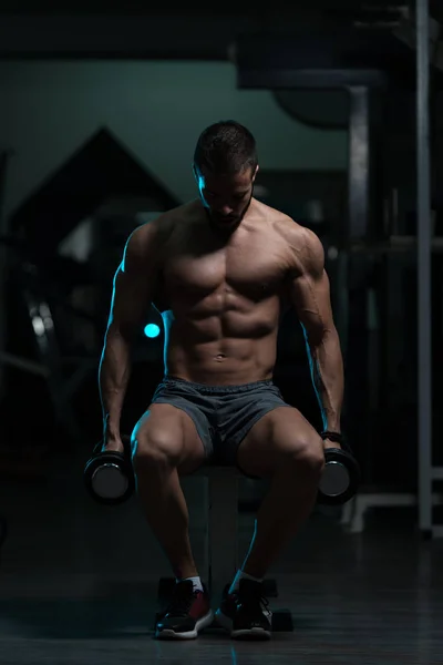 Atleta exercício bíceps com halteres — Fotografia de Stock