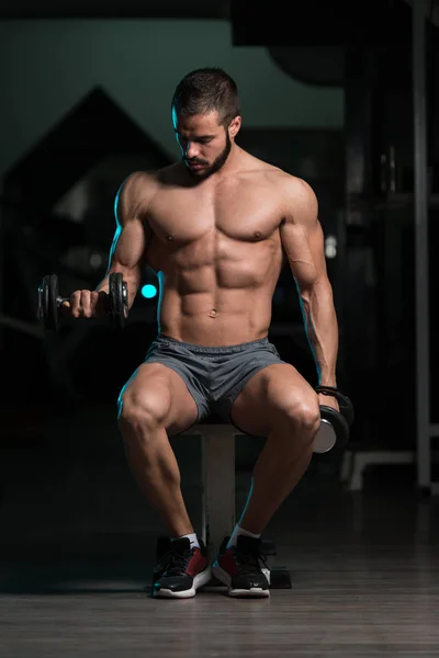 Model s činkami cvičení Biceps — Stock fotografie