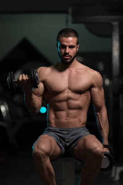 Idrottsman tränar Biceps med hantlar — Stockfoto