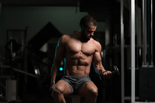Model s činkami cvičení Biceps — Stock fotografie